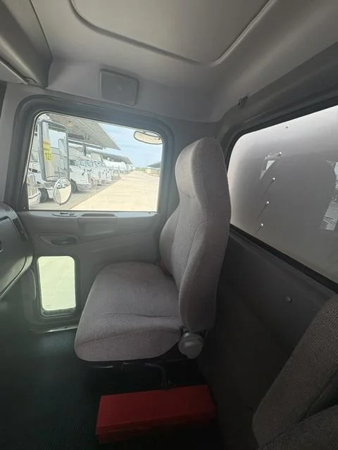 2020 Peterbilt 337 — photo 10