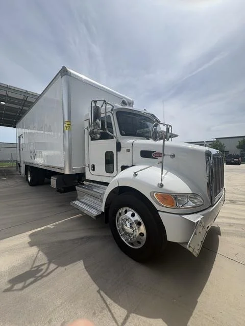 2020 Peterbilt 337 — photo 4