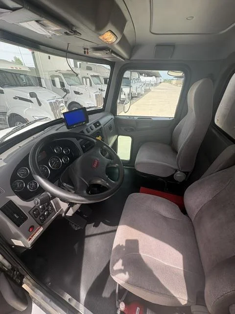 2020 Peterbilt 337 — photo 8