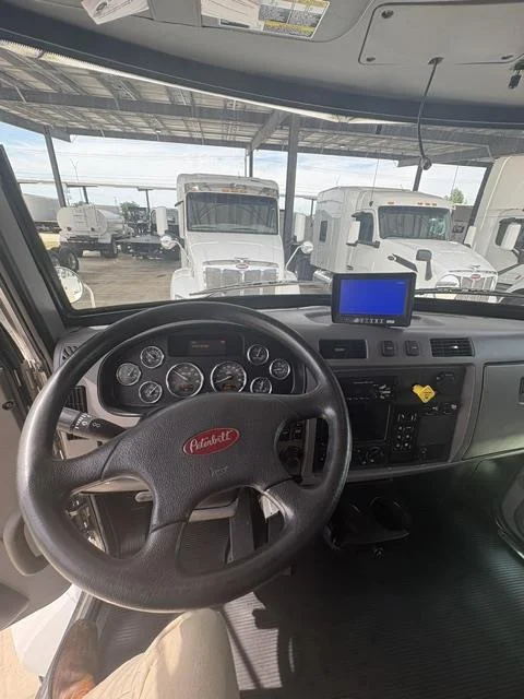 2020 Peterbilt 337 — photo 9