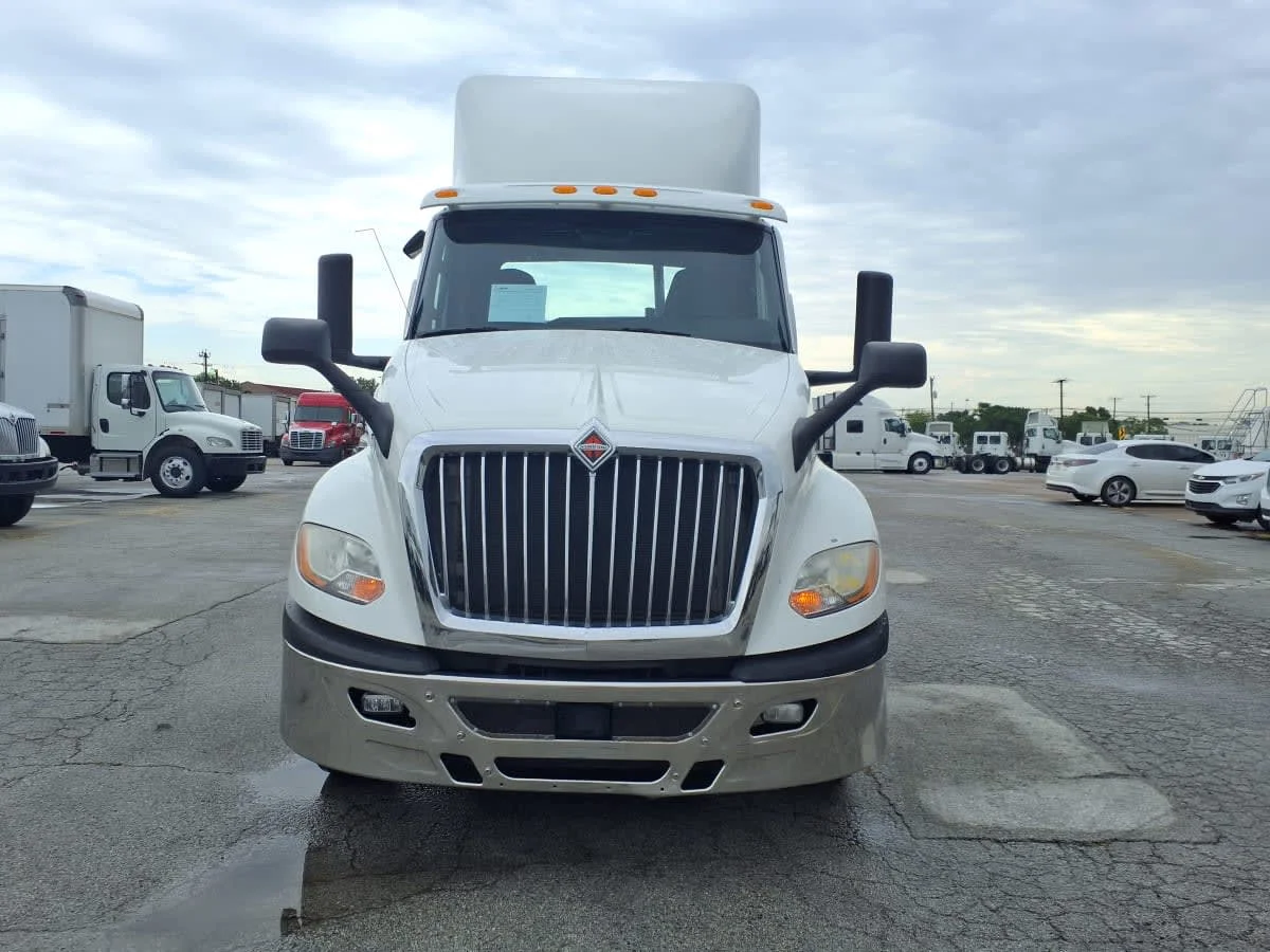 2019 International LT - image 2