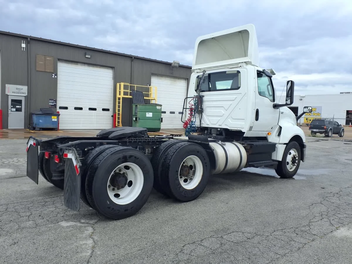 2019 International LT - image 4