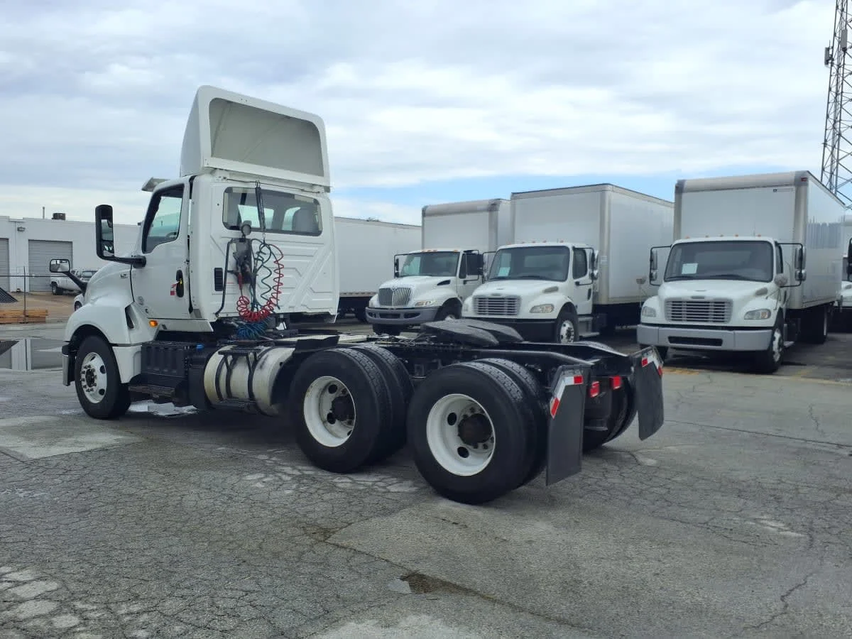 2019 International LT - image 6