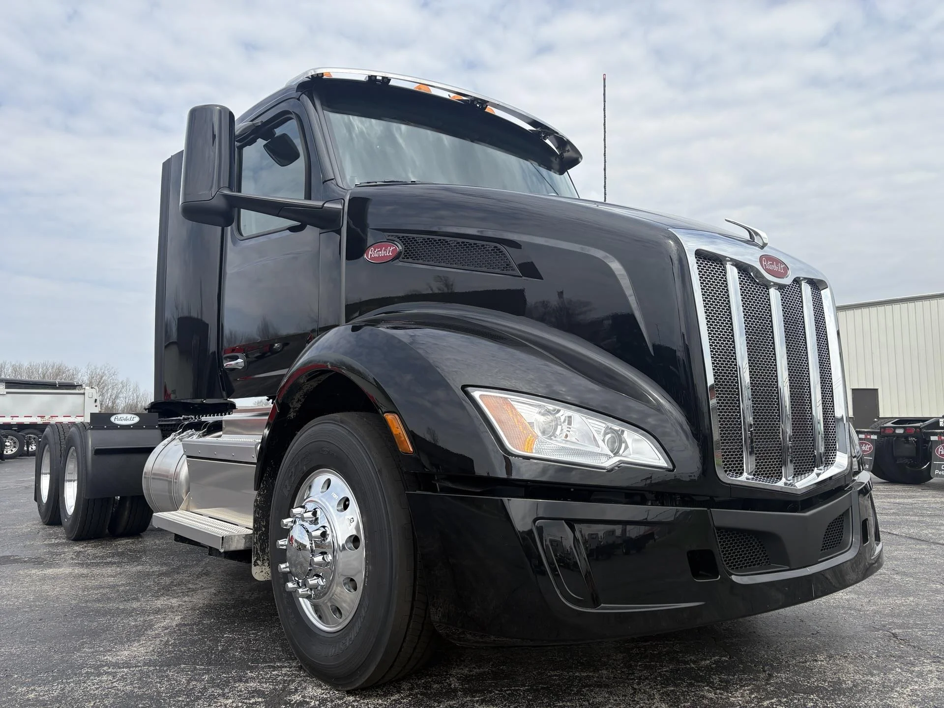 2027 Peterbilt 579 in Findlay, OH — photo 2