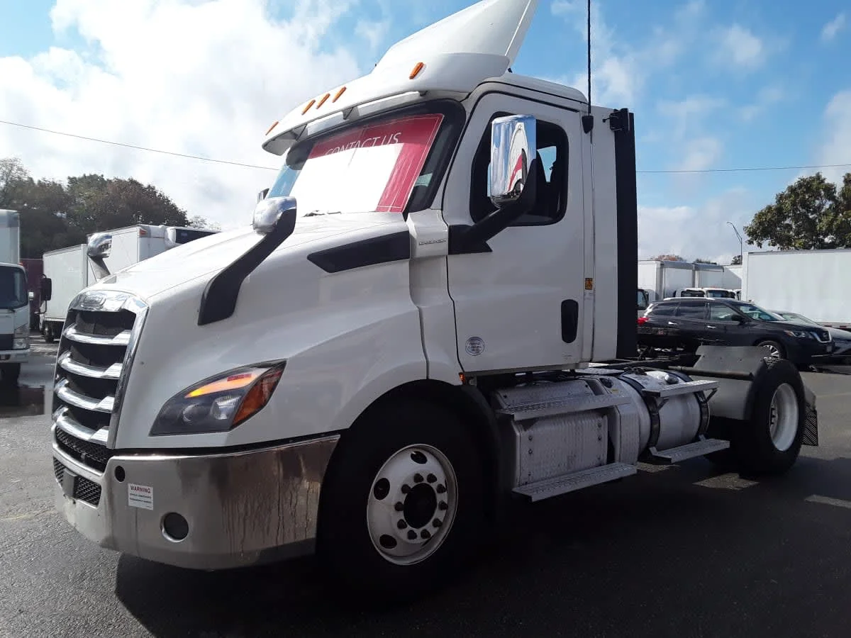 2020 Freightliner Cascadia - image 2