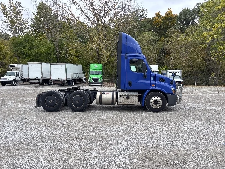 2020 Freightliner Cascadia in Cincinnati, OH — photo 8