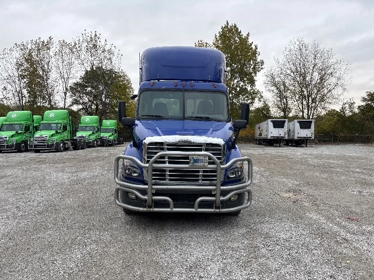 2020 Freightliner Cascadia in Cincinnati, OH — photo 2