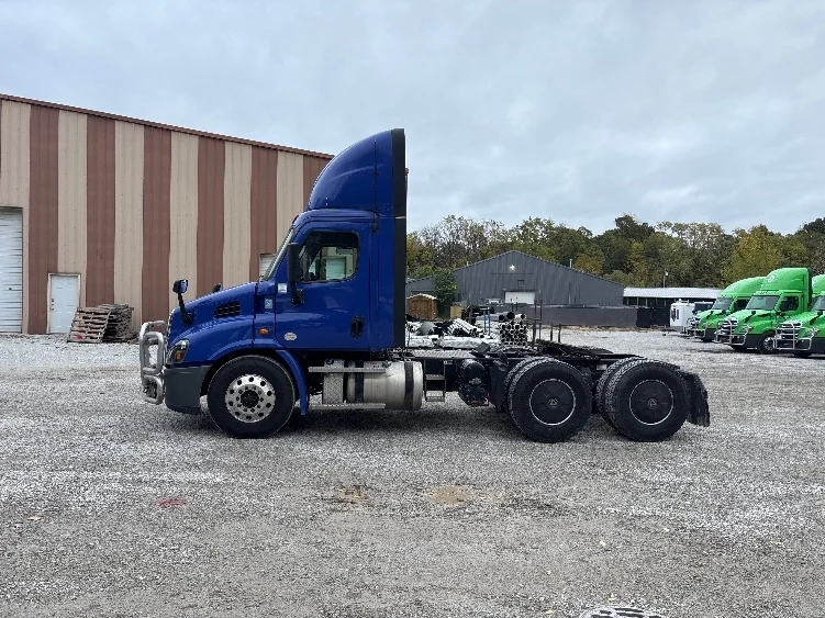 2020 Freightliner Cascadia in Cincinnati, OH — photo 4