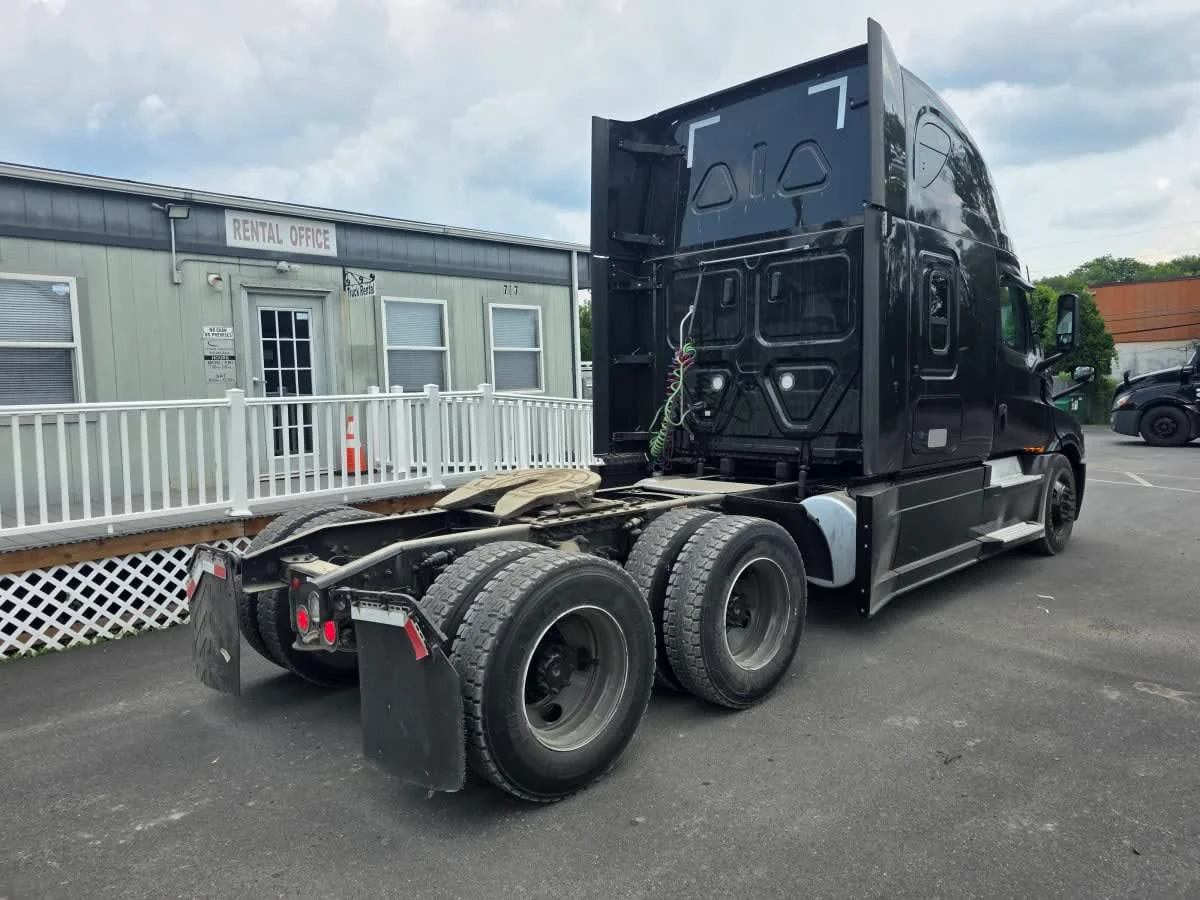 2023 Freightliner Cascadia in Bensalem, PA — photo 4