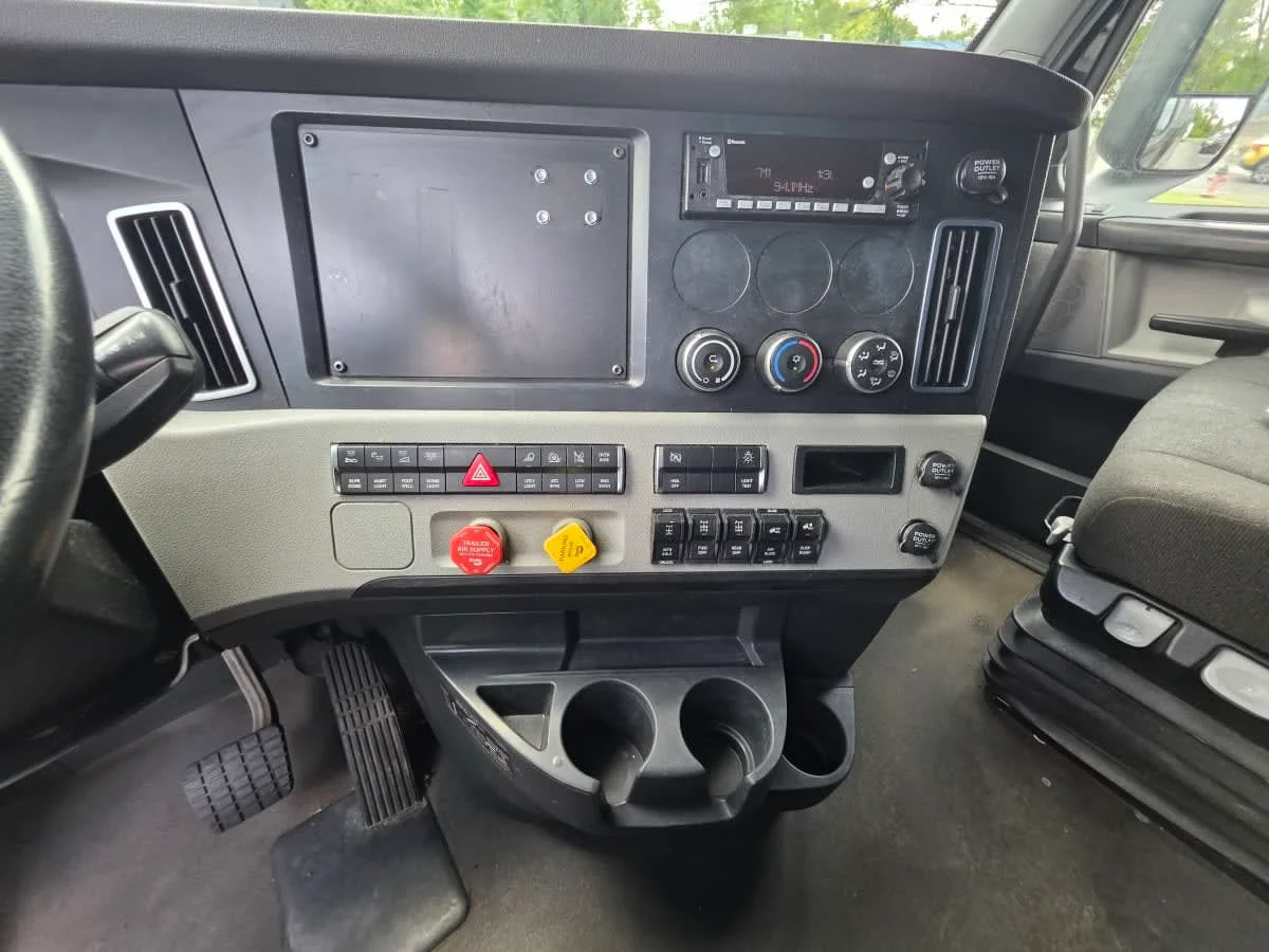 2023 Freightliner Cascadia in Bensalem, PA — photo 11
