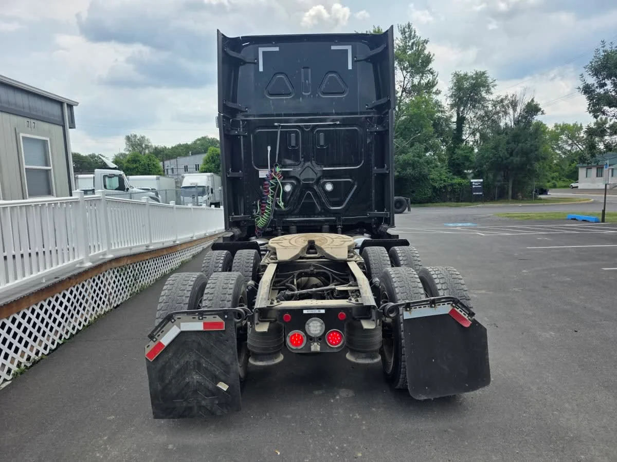 2023 Freightliner Cascadia in Bensalem, PA — photo 5