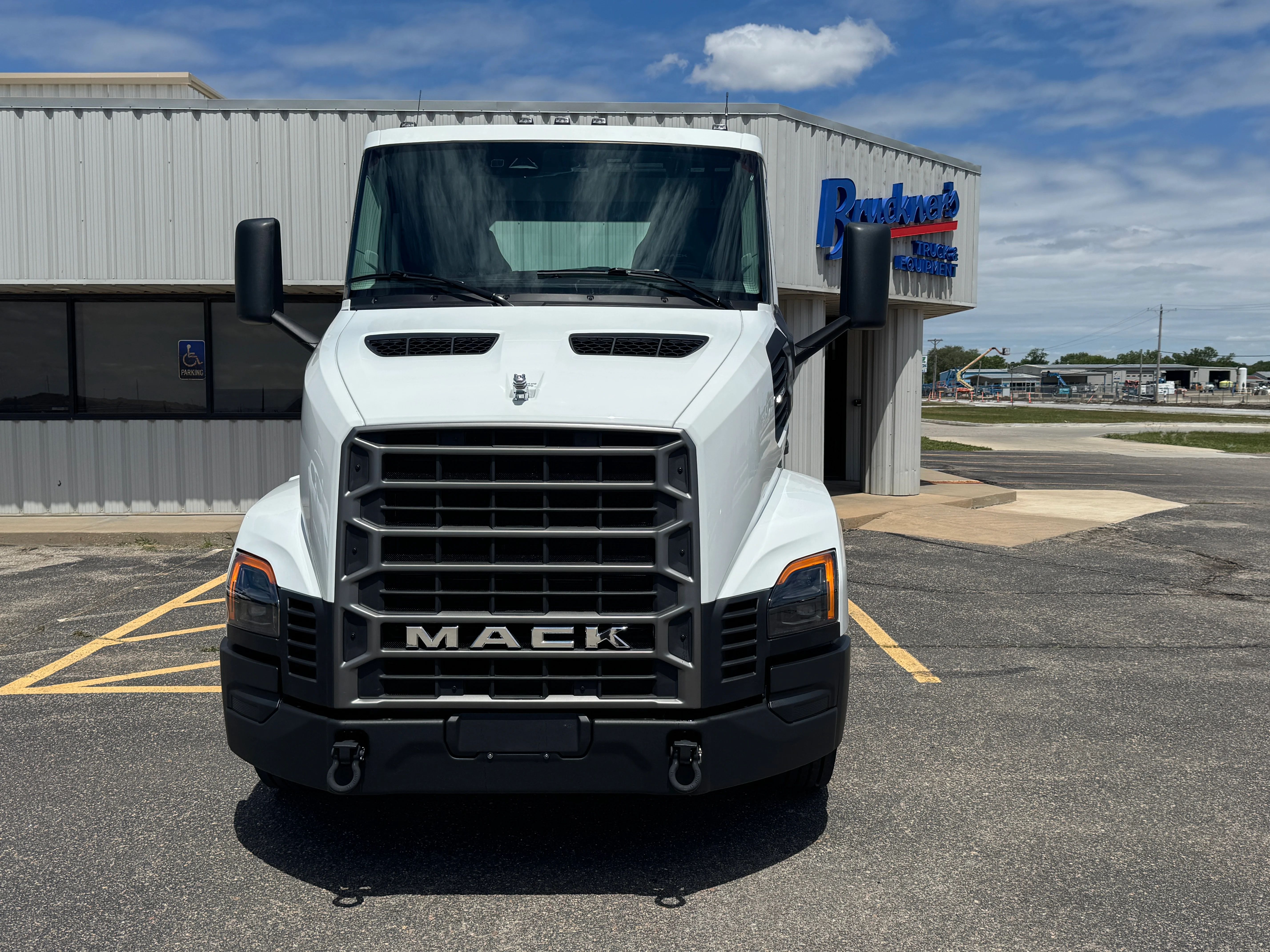 2027 Mack Anthem in Wichita, KS — photo 15