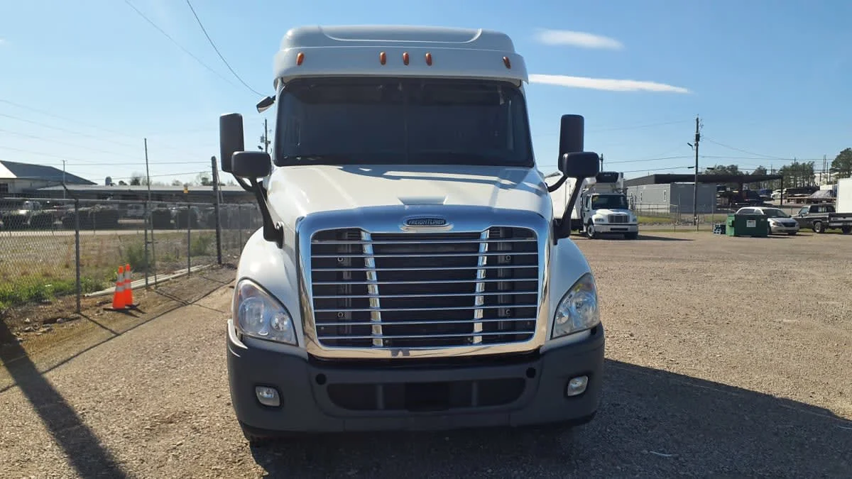 2020 Freightliner Cascadia in Birmingham, AL — photo 2