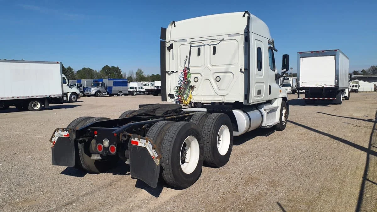 2020 Freightliner Cascadia in Birmingham, AL — photo 4