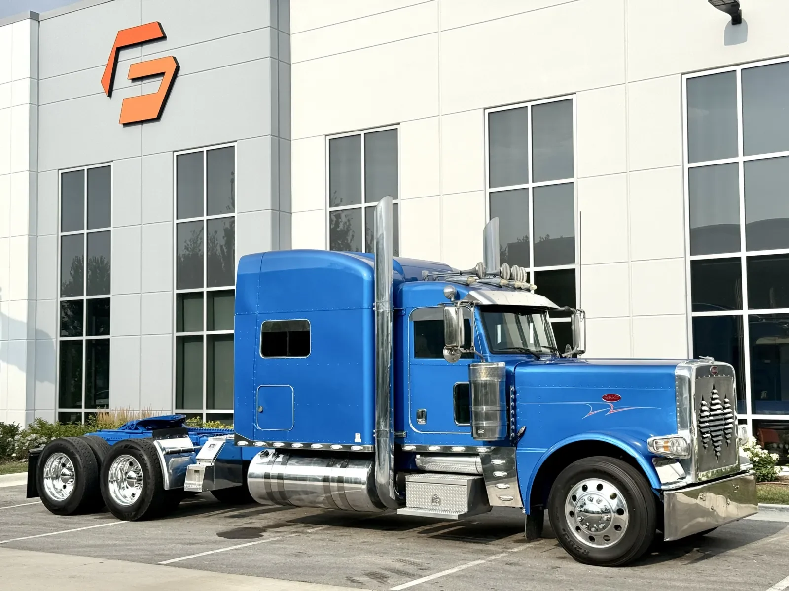 2018 Peterbilt 389 in New Lenox, IL — photo 2