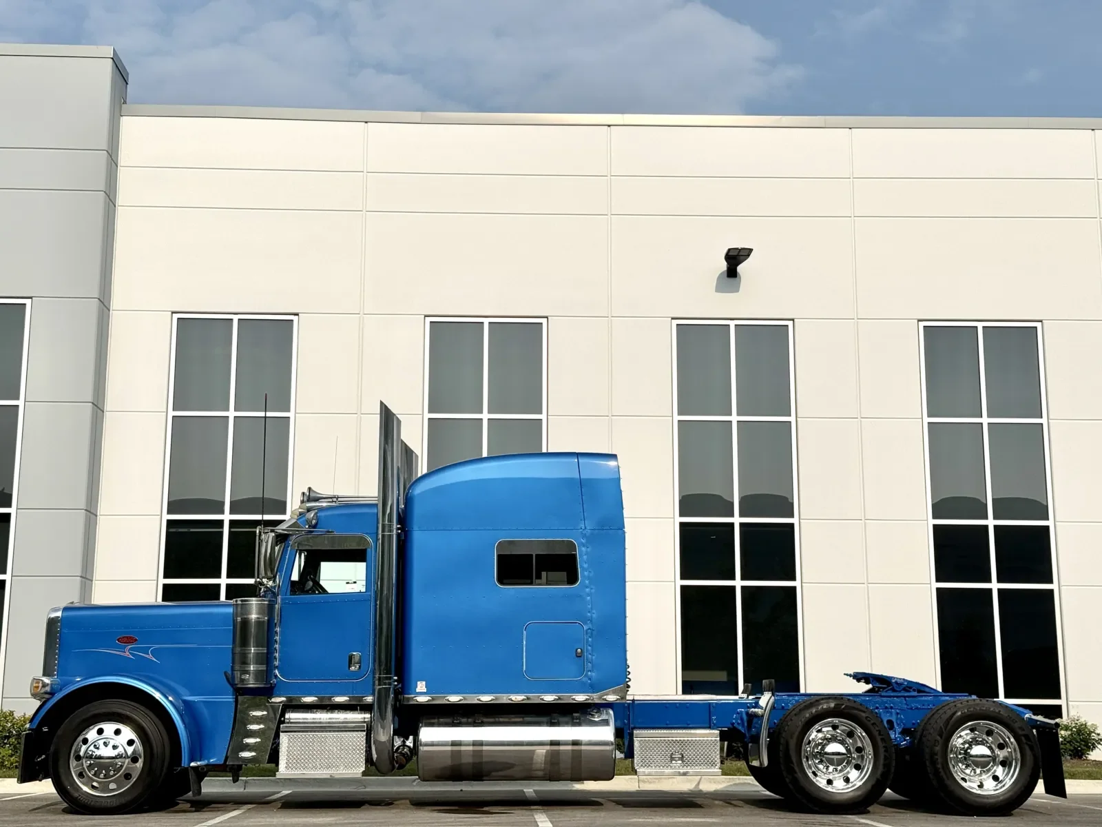 2018 Peterbilt 389 in New Lenox, IL — photo 4