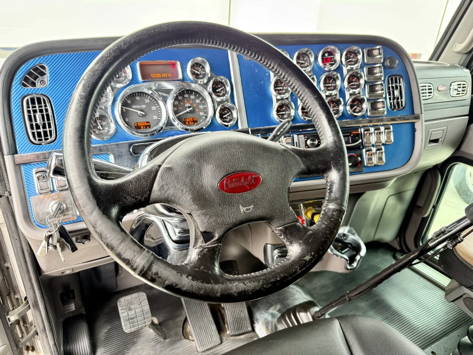 2018 Peterbilt 389 in New Lenox, IL — photo 15