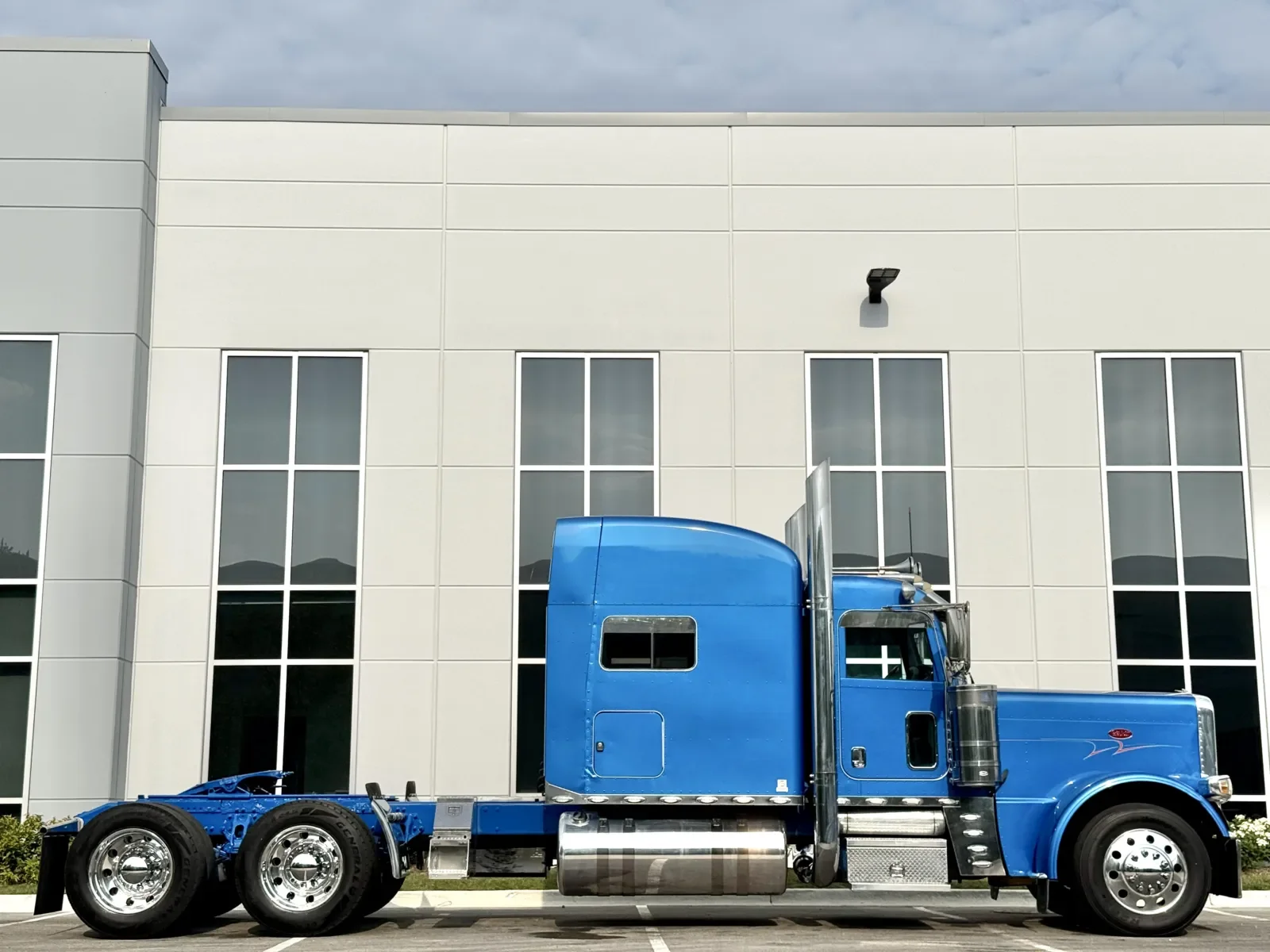 2018 Peterbilt 389 in New Lenox, IL — photo 3