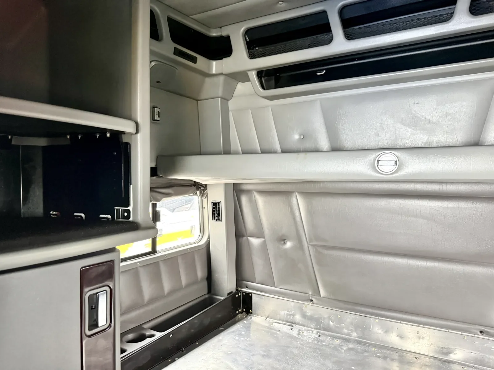 2018 Peterbilt 389 in New Lenox, IL — photo 21