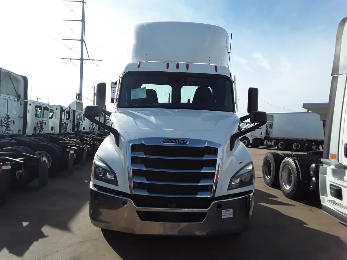 2021 Freightliner Cascadia in Doraville, GA — photo 2