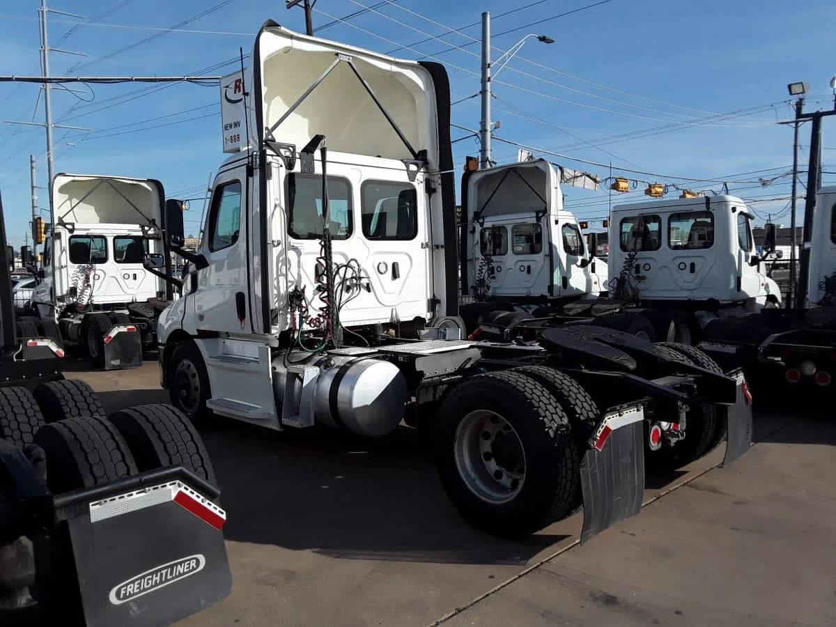 2021 Freightliner Cascadia in Doraville, GA — photo 6