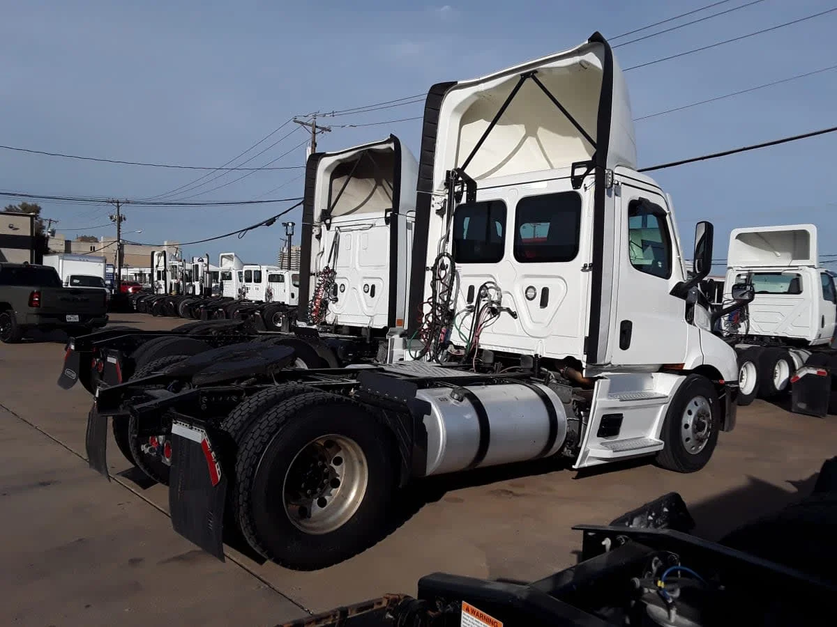 2021 Freightliner Cascadia in Doraville, GA — photo 4