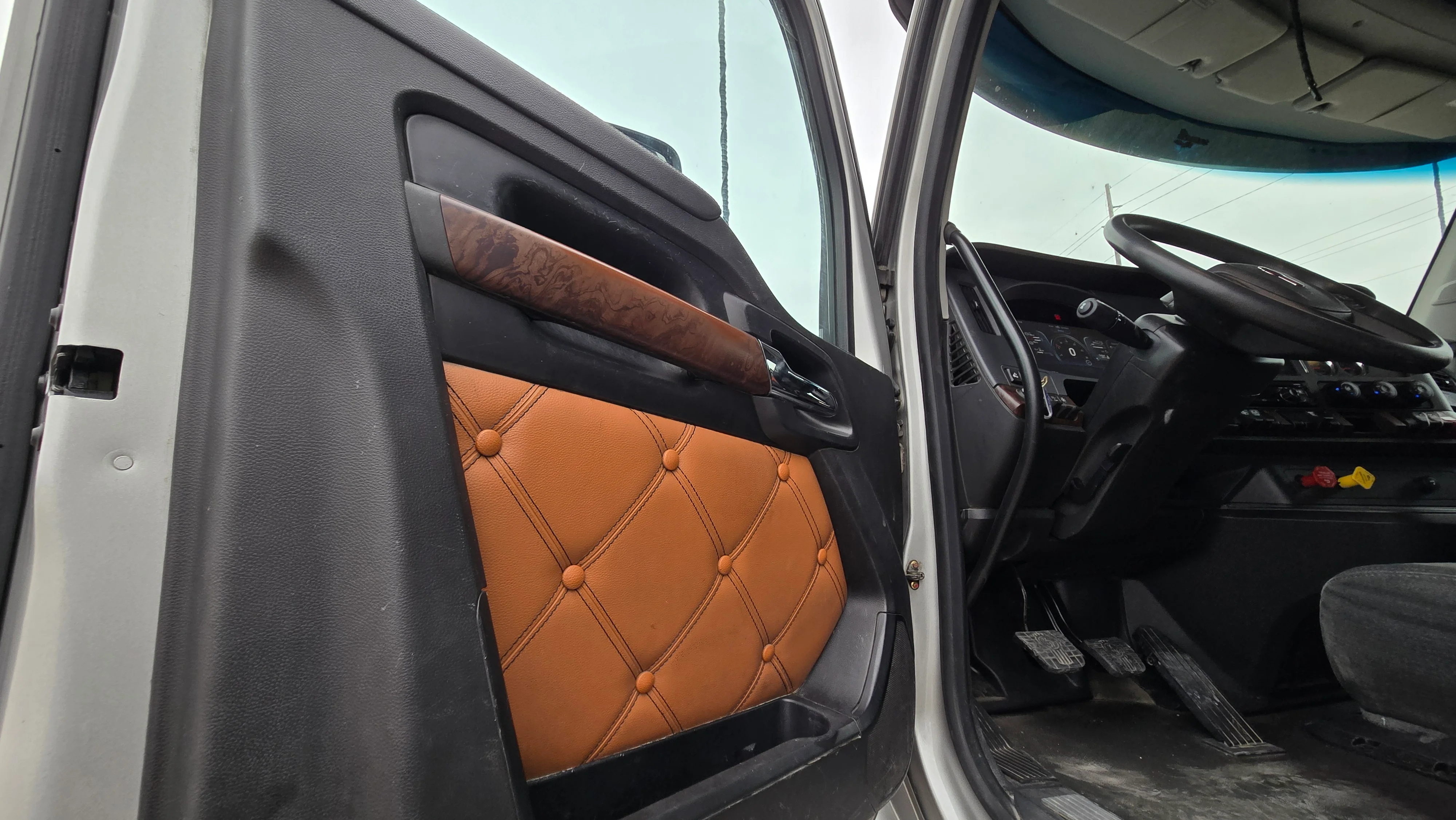 2023 Kenworth T880 - image 6