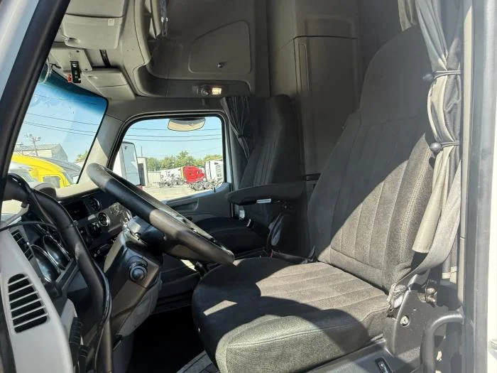 2022 Peterbilt 579 - image 13