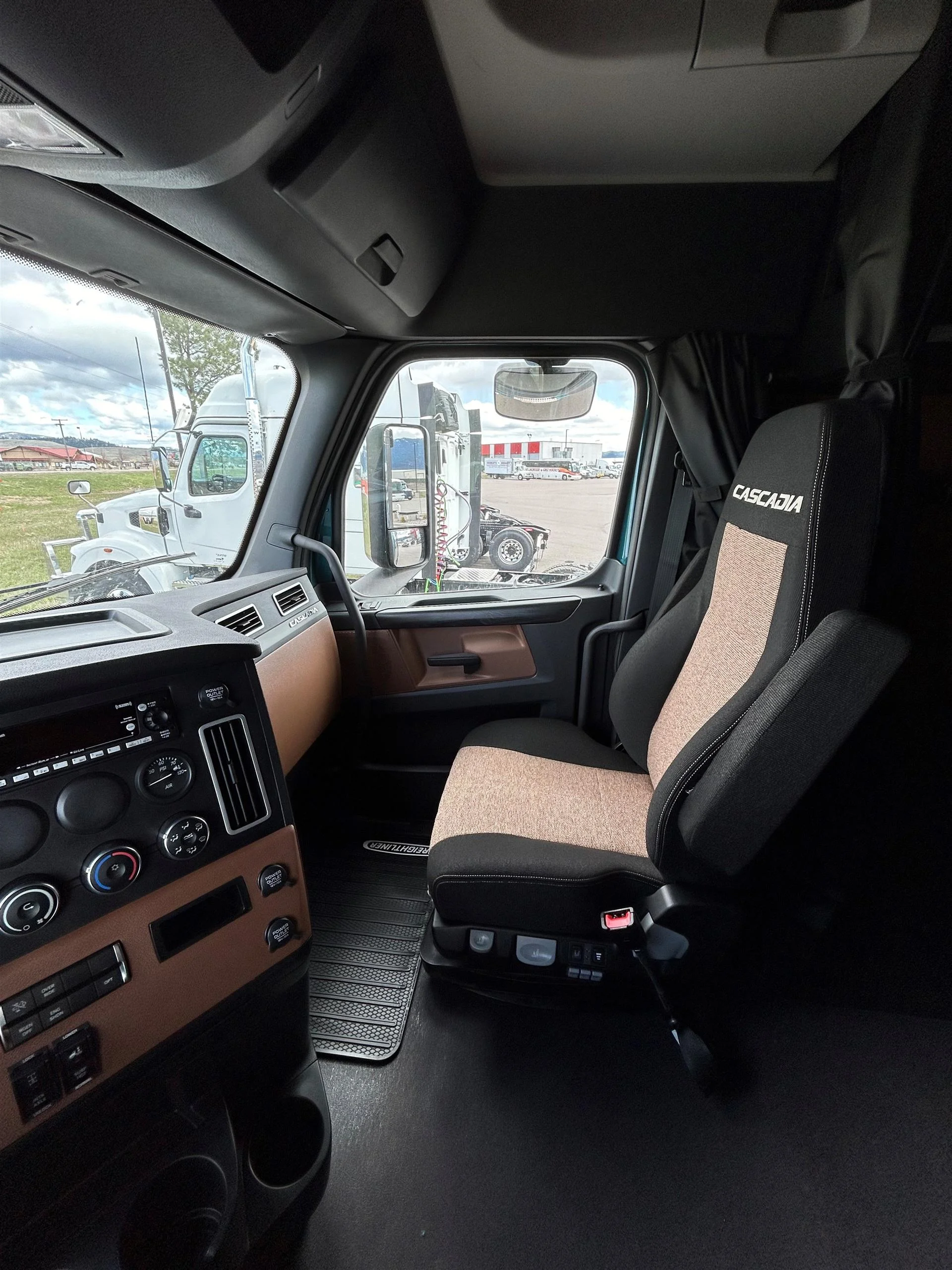 2025 Freightliner Cascadia in Great Falls, MT — photo 8