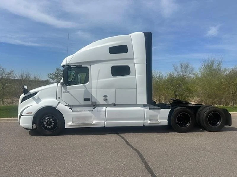 2022 Volvo VNL 760 in Elk River — photo 2
