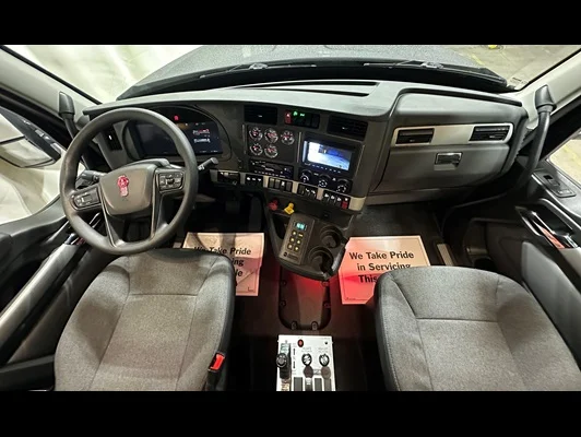 2027 Kenworth T880 in Olathe, KS — photo 2
