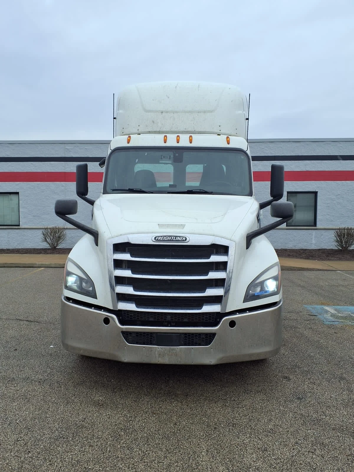 2020 Freightliner Cascadia in Cleveland, OH — photo 2