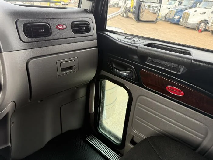 2022 Peterbilt 389 - image 8