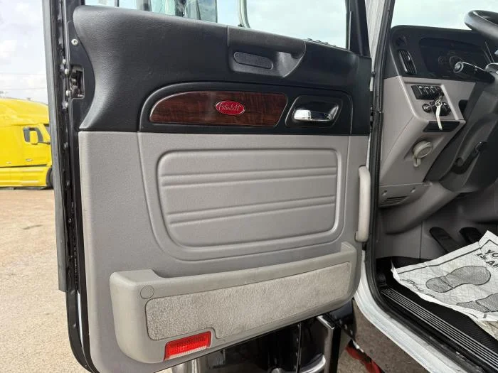 2022 Peterbilt 389 - image 19