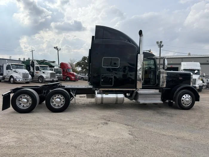 2022 Peterbilt 389 - image 4