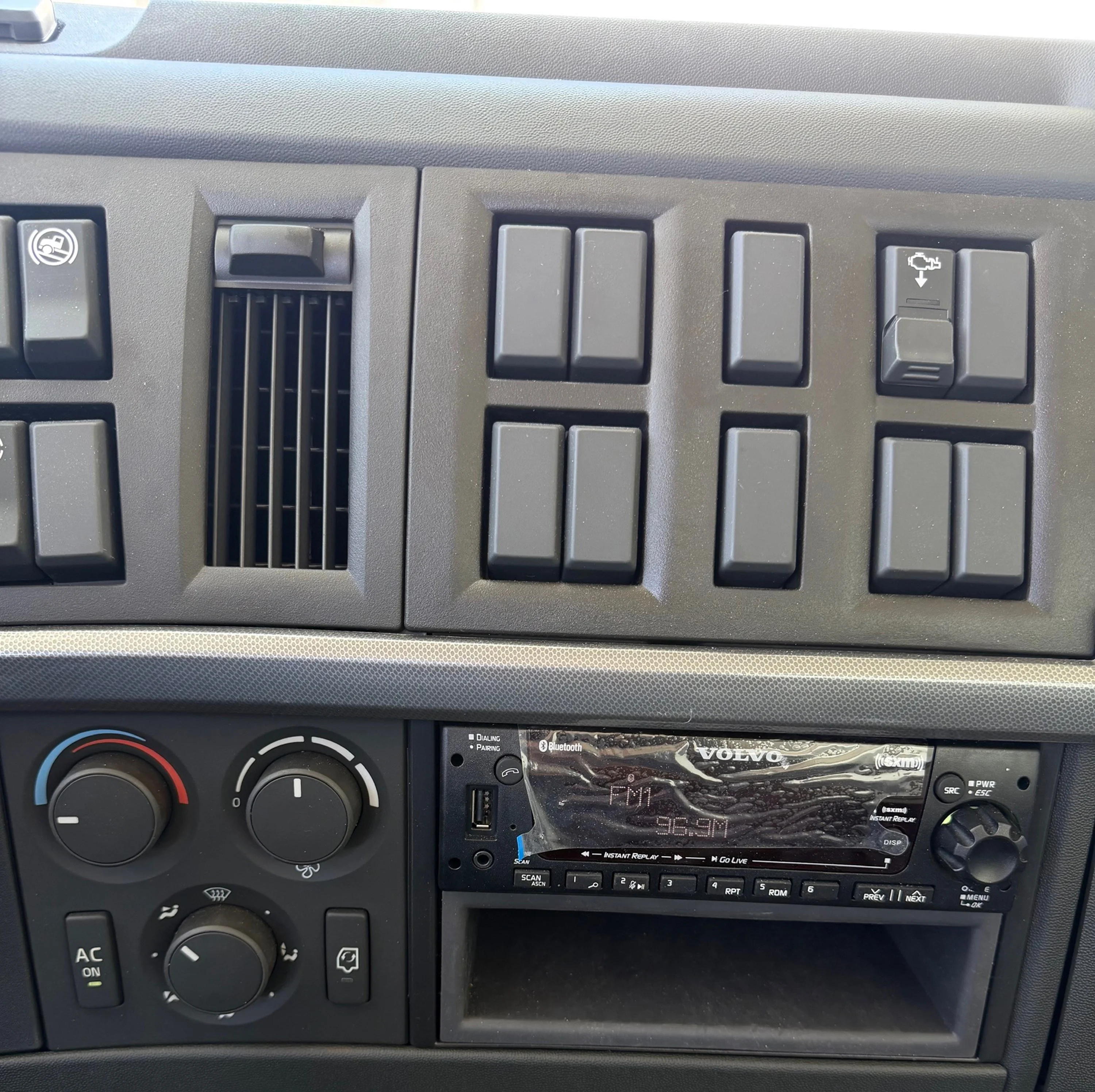 2026 Volvo VHD 300 in El Paso, TX — photo 11