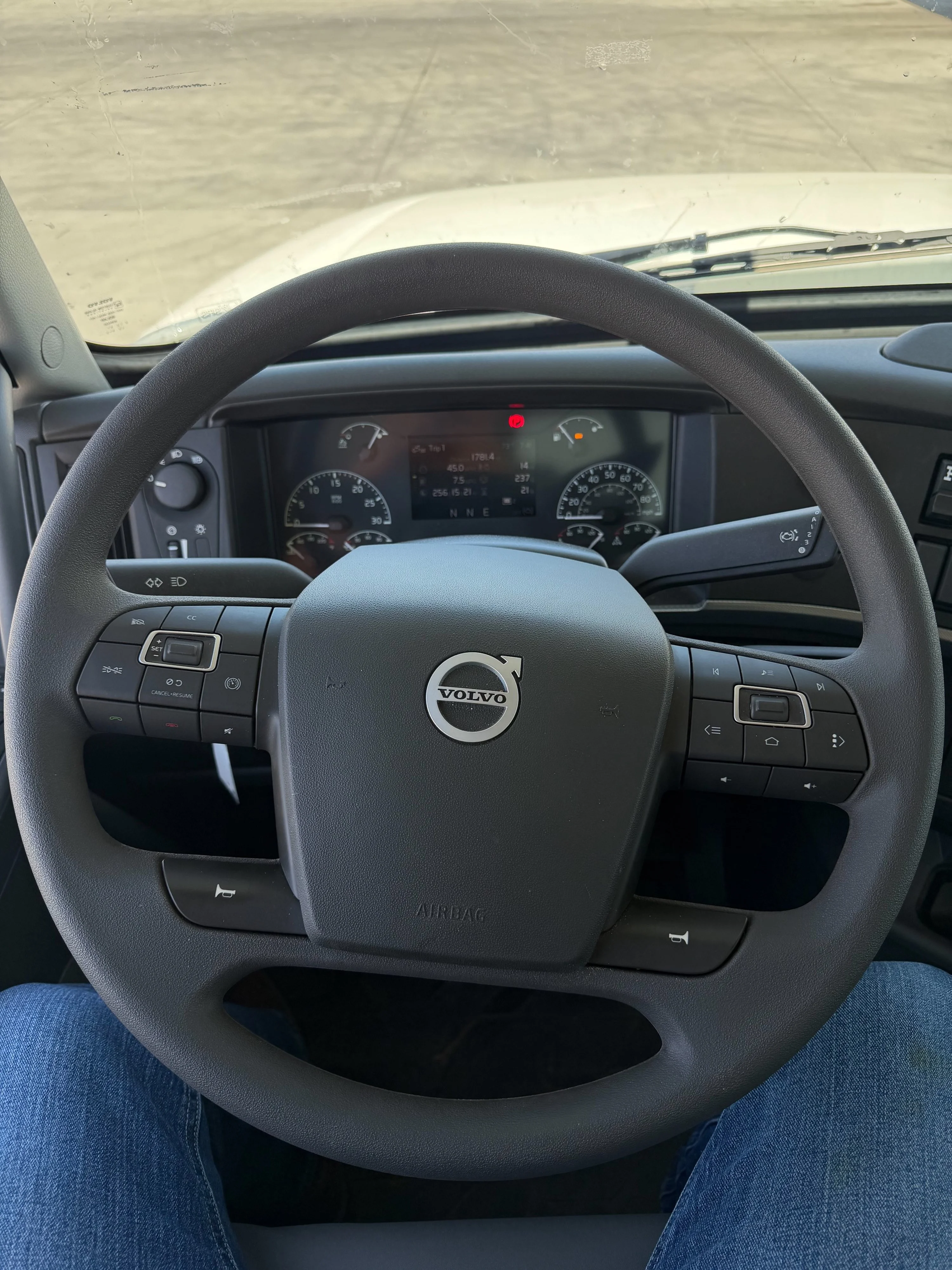 2026 Volvo VHD 300 in El Paso, TX — photo 12