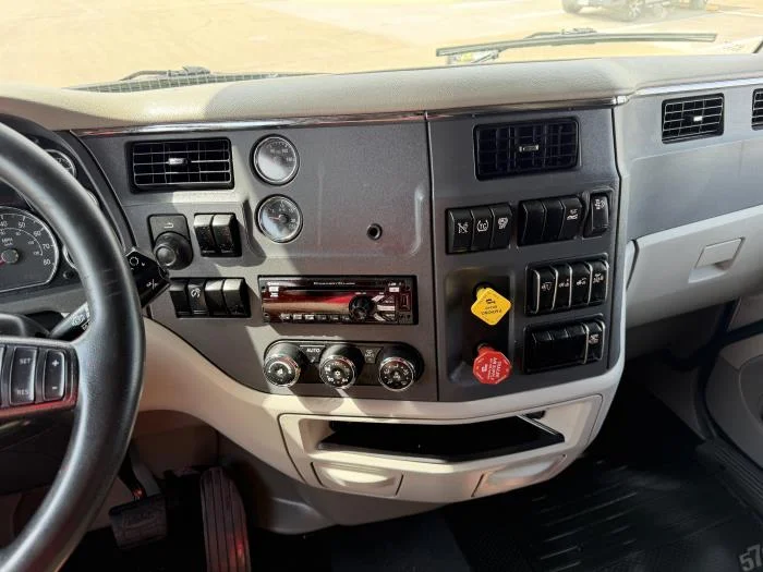 2021 Peterbilt 579 - image 38