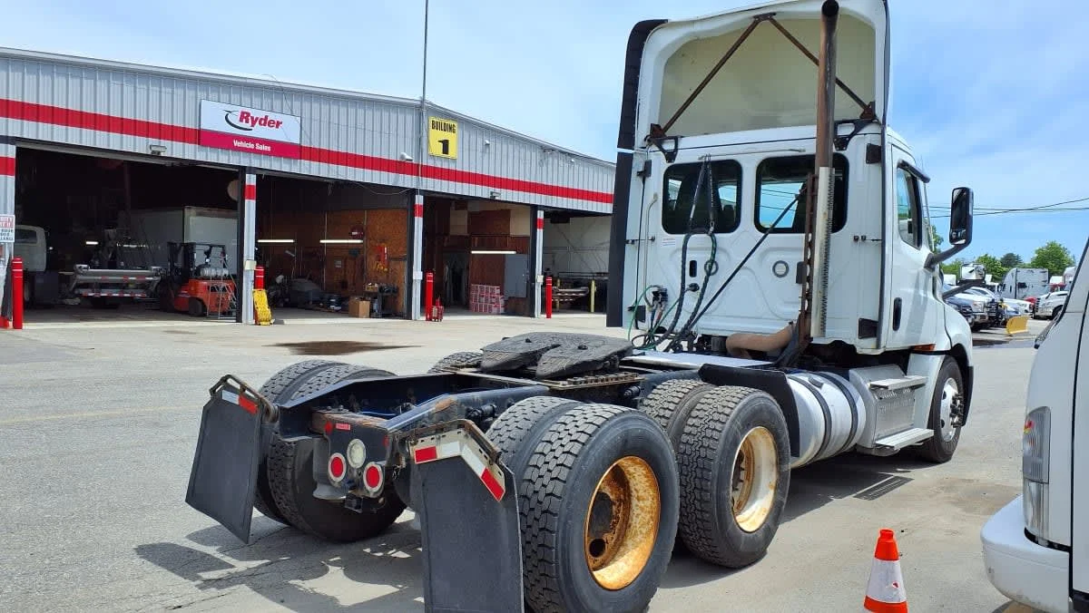 2021 Freightliner Cascadia in Salisbury, MA — photo 4