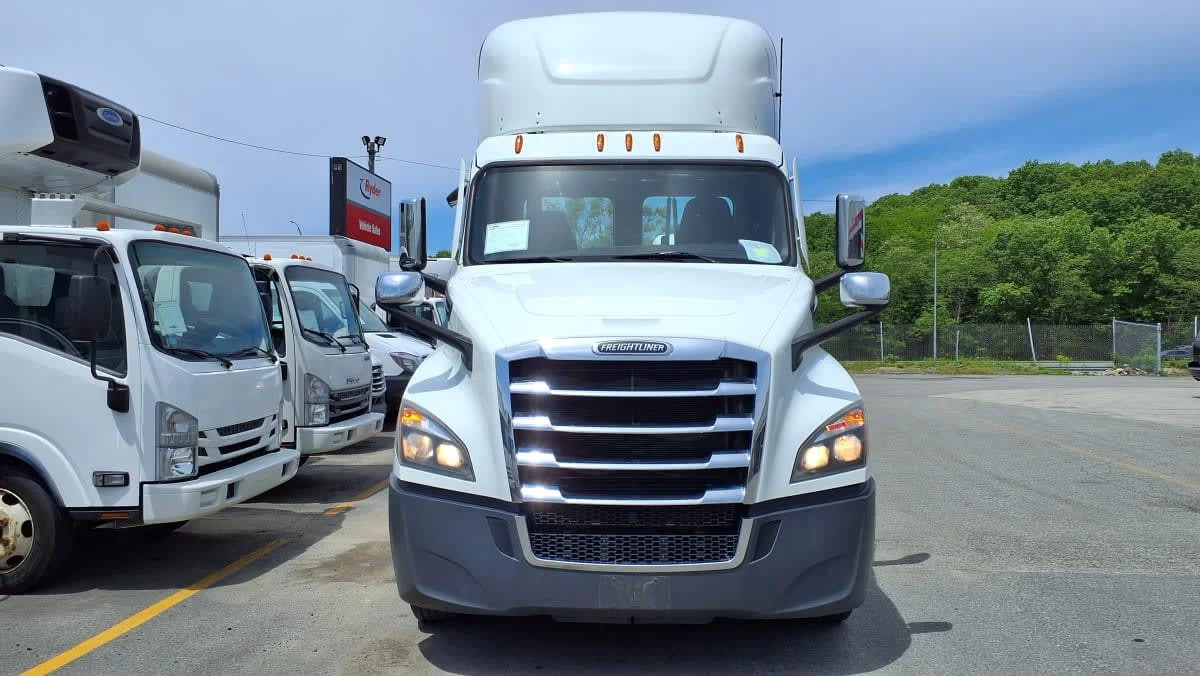 2021 Freightliner Cascadia in Salisbury, MA — photo 2