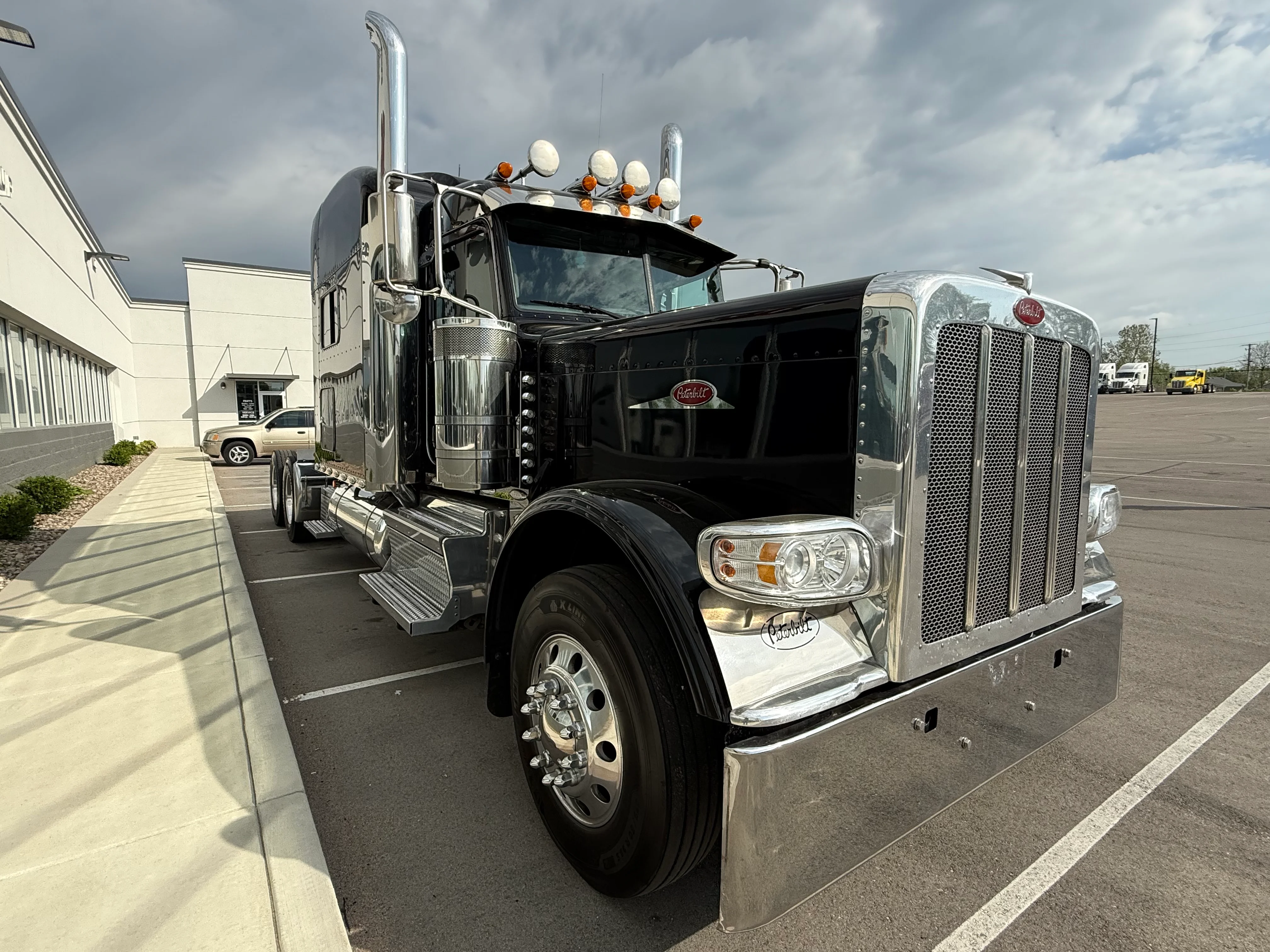 2023 Peterbilt 389 in Louisville, KY — photo 5