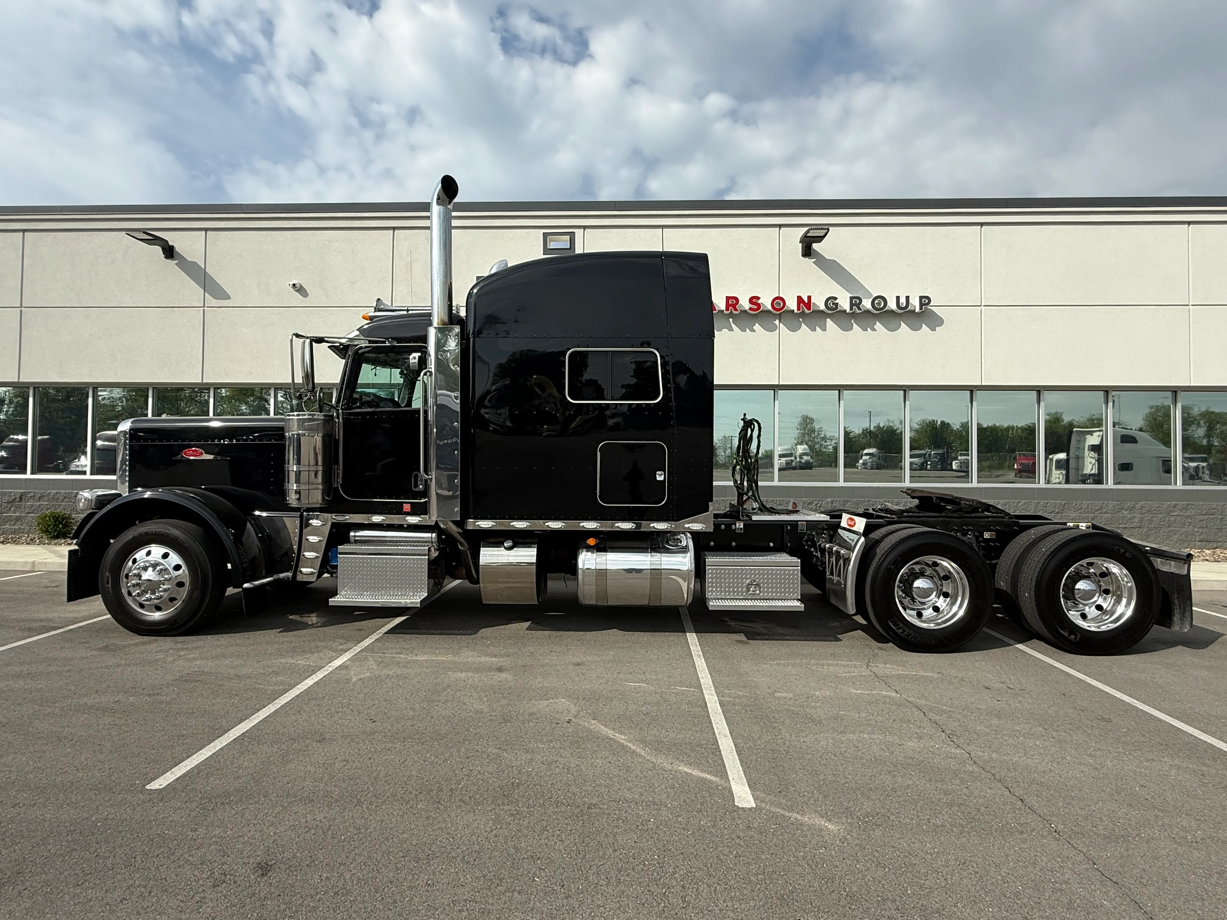 2023 Peterbilt 389 in Louisville, KY — photo 2