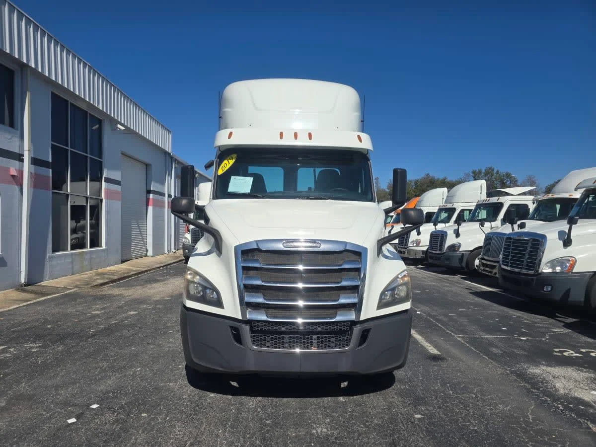 2019 Freightliner Cascadia in Tampa, FL — photo 2