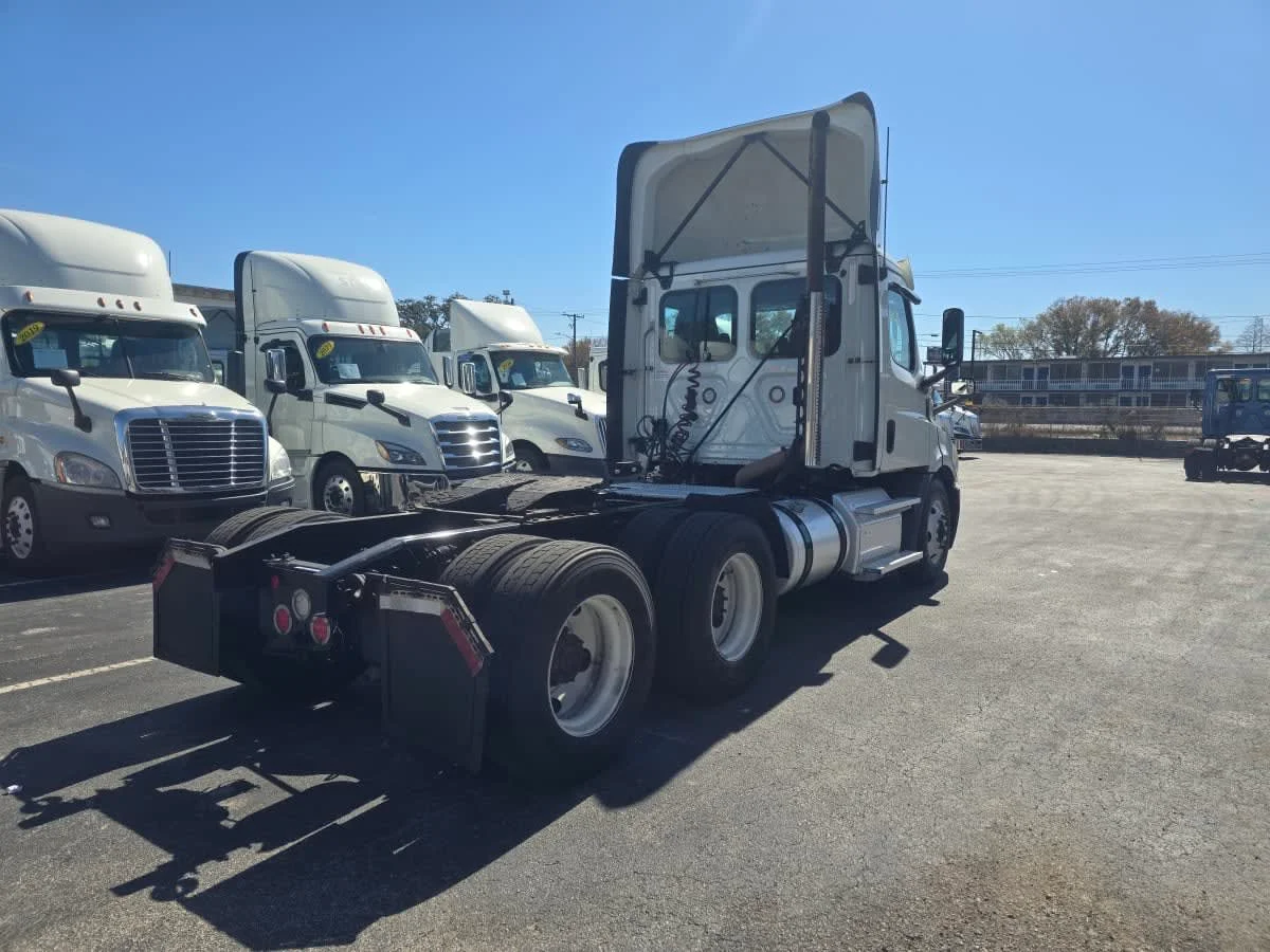 2019 Freightliner Cascadia in Tampa, FL — photo 6