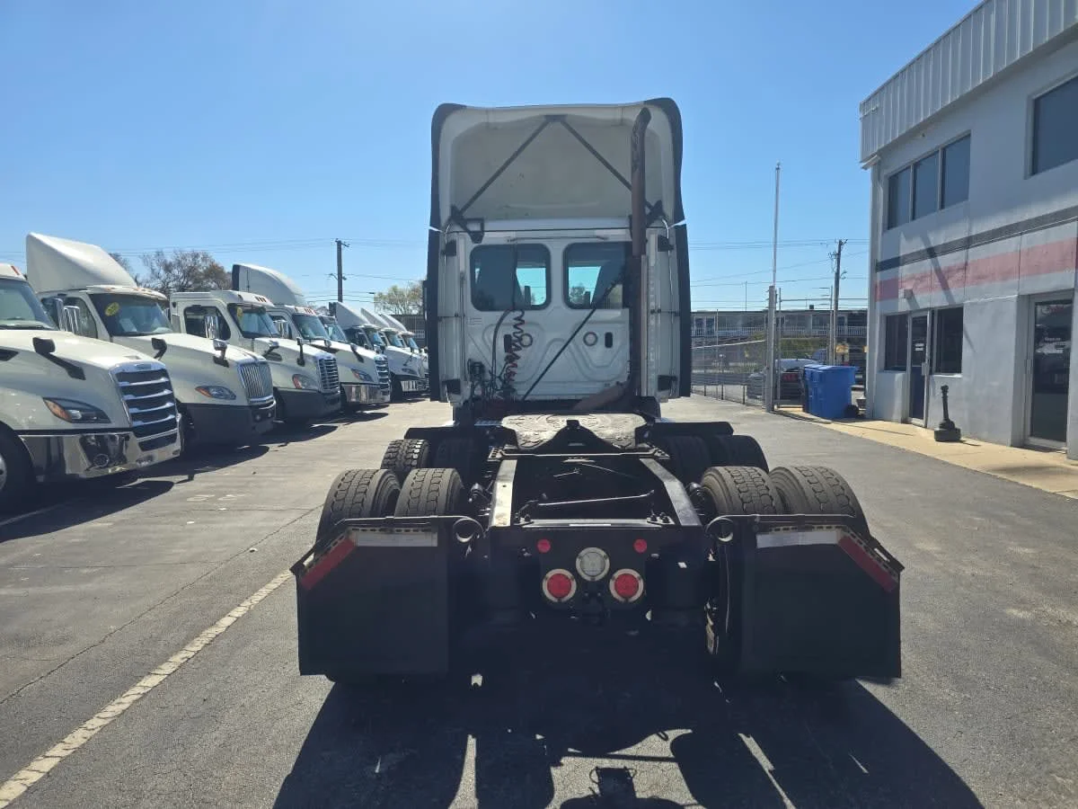 2019 Freightliner Cascadia in Tampa, FL — photo 5