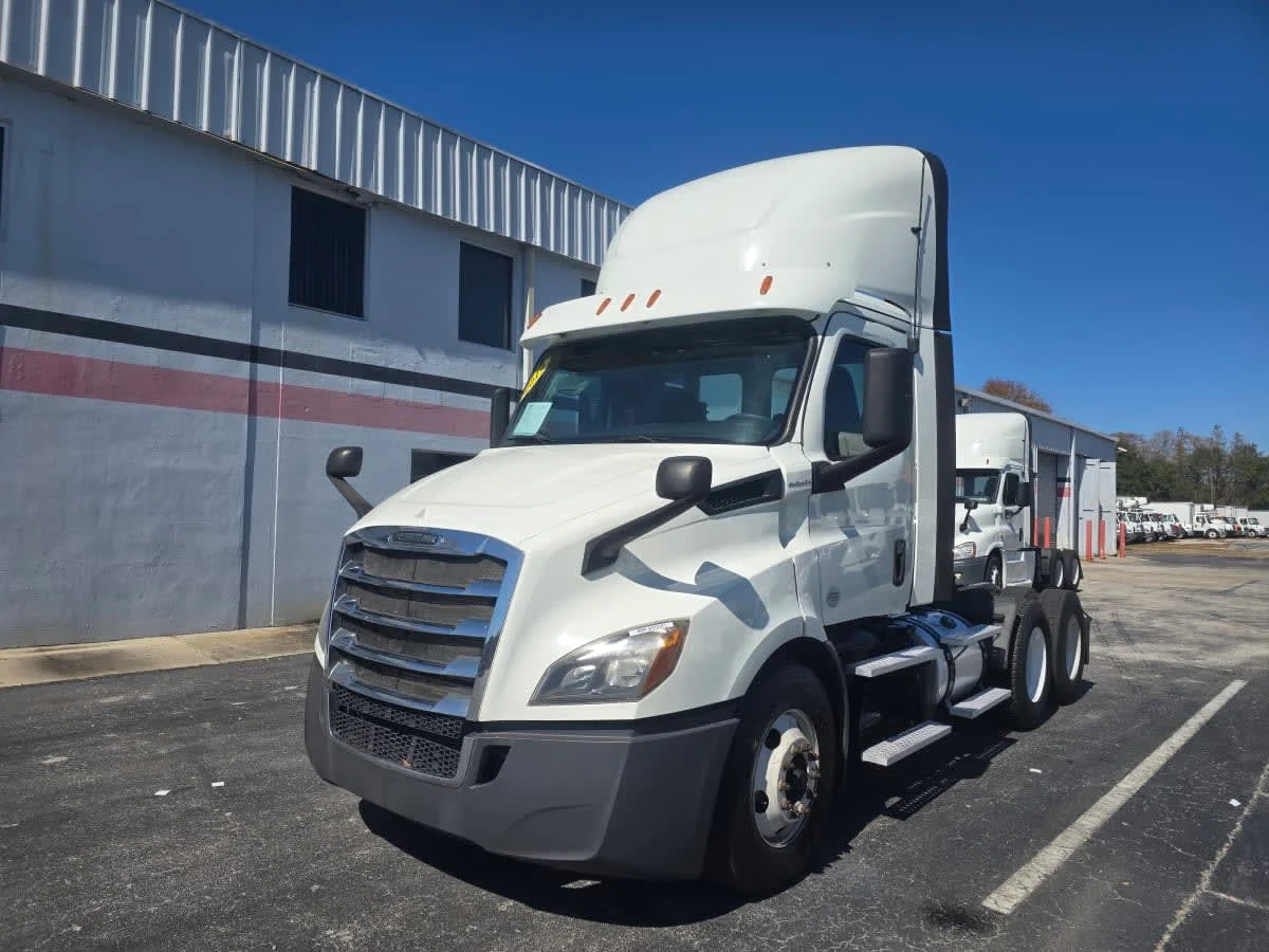 2019 Freightliner Cascadia in Tampa, FL — photo 3