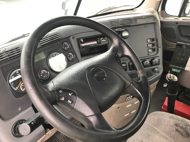 2019 Freightliner Cascadia - image 10