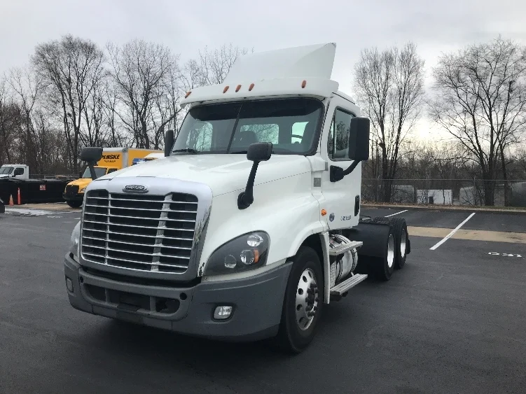 2019 Freightliner Cascadia - image 3