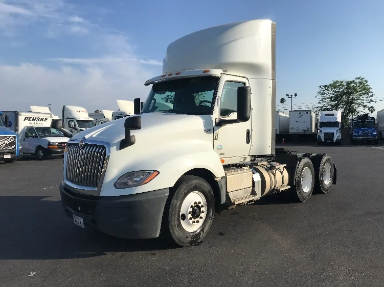 2020 International LT - image 3