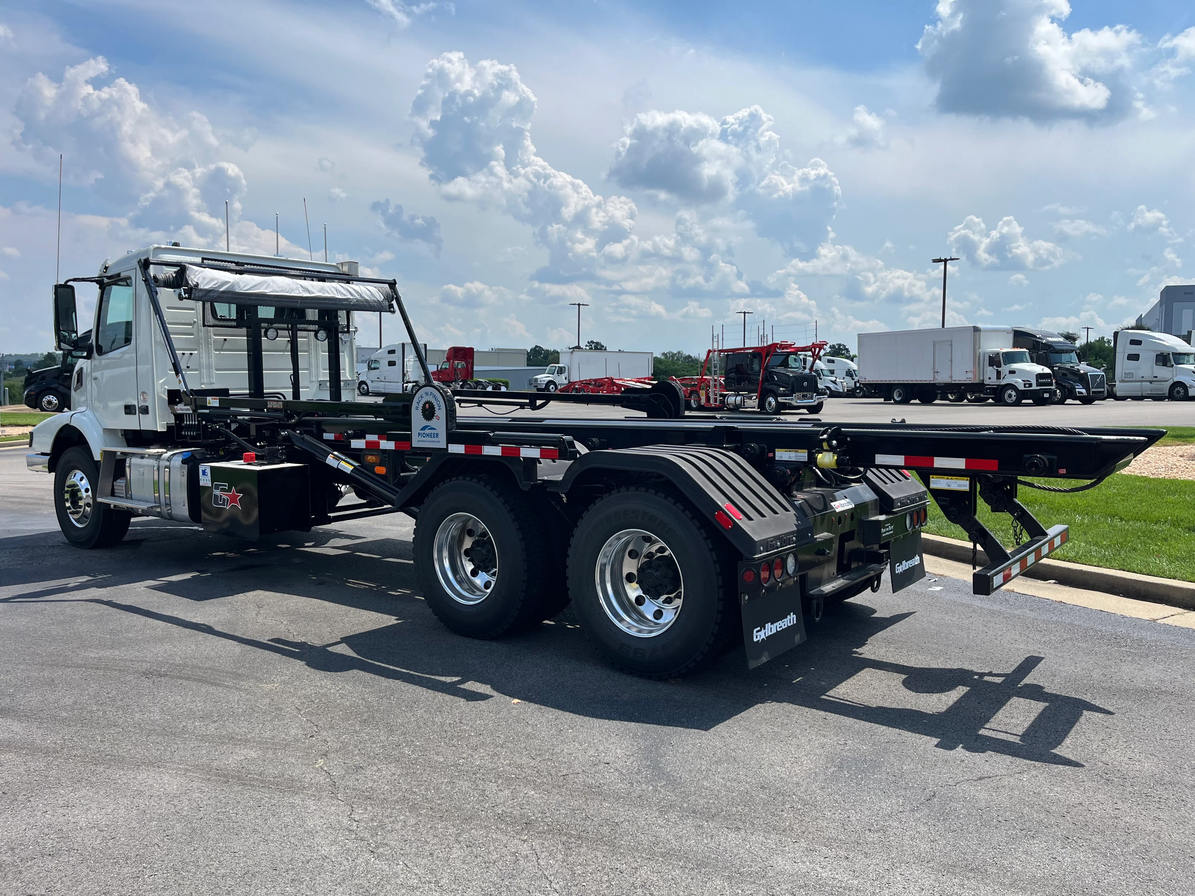 2025 Volvo VHD 300 in La Vergne, TN — photo 5